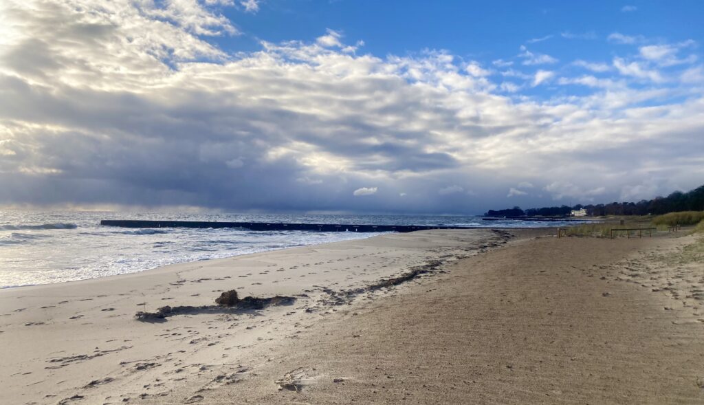 Ystad havsbad, sandstrand, vågor, dramatiska moln. Oktober 2022.